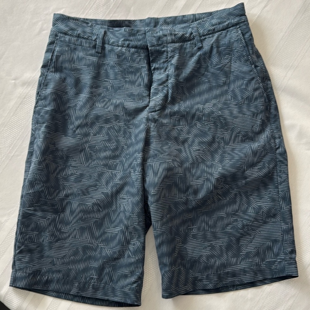 Nike men’s blue patterned golf shorts, dri-fit